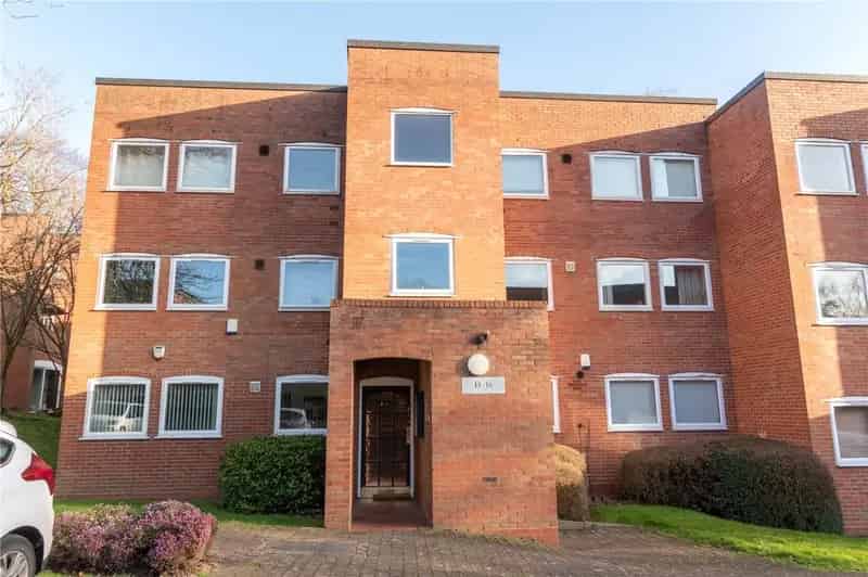 2 Bedroom Ground Floor Flat For Sale - Short Lease