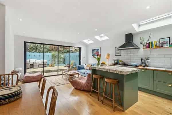 2 Bedroom Garden Flat Tooting Common London