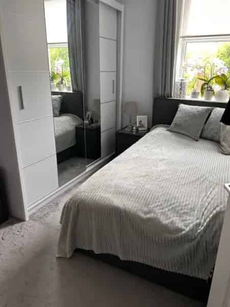 Modern 2-Bedroom Flat with Private Parking and Lift