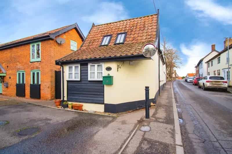 Charming 2-Bed Detached House in Dickleburgh