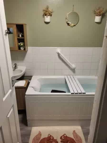 2 Bed 2nd Floor Flat Near Town Centre - Right to Buy Available