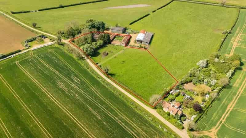 Farmhouse with Outbuildings and Paddock Near Grantham