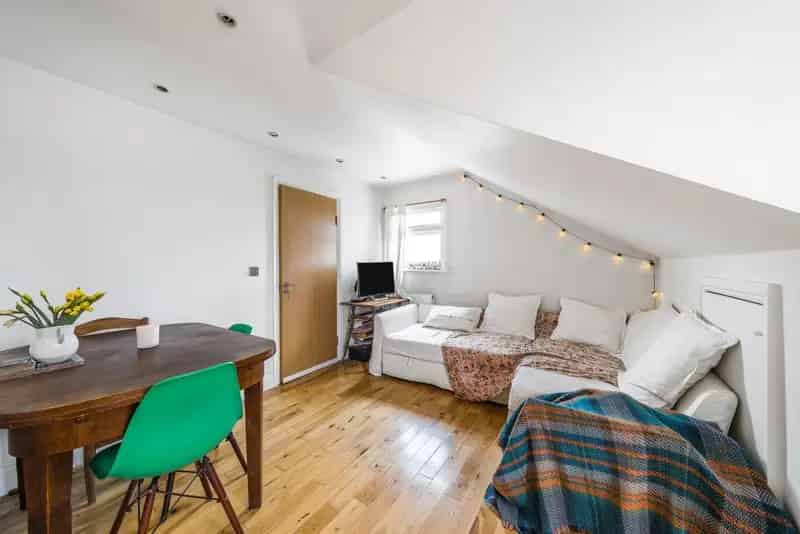 Bright 1-Bedroom Apartment 572 sq ft Top Floor Period House