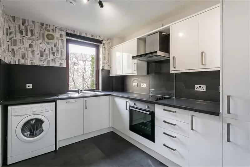 3 Bed Flat First Floor 1 Reception Room Polwarth Edinburgh