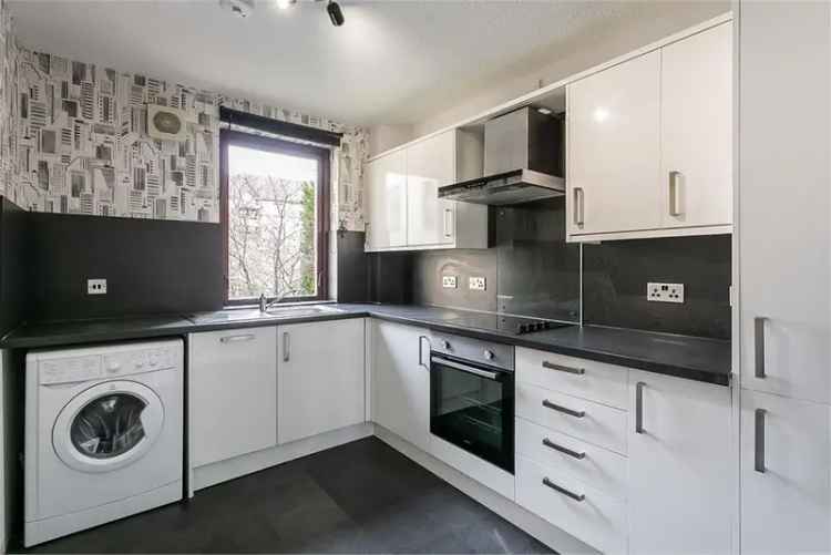 3 Bed Flat First Floor 1 Reception Room Polwarth Edinburgh