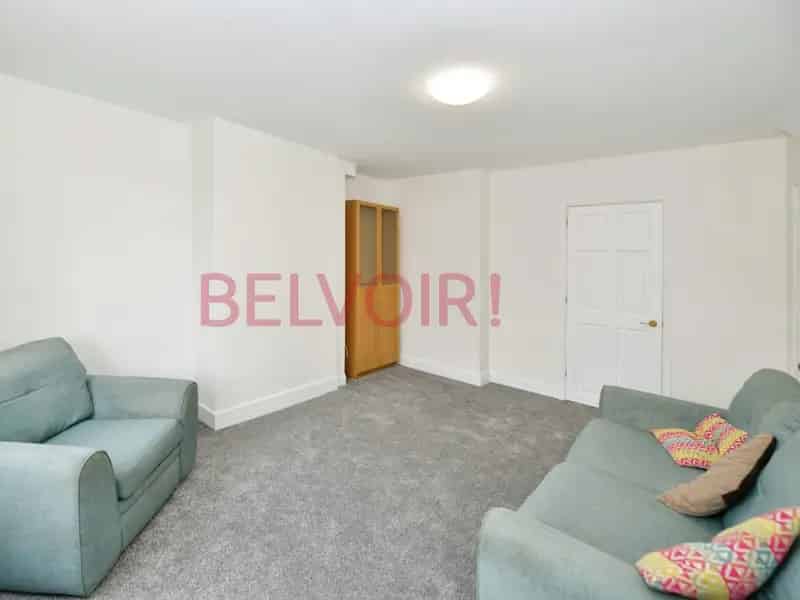 Three Bedroom Semi-Detached House in Swaythling