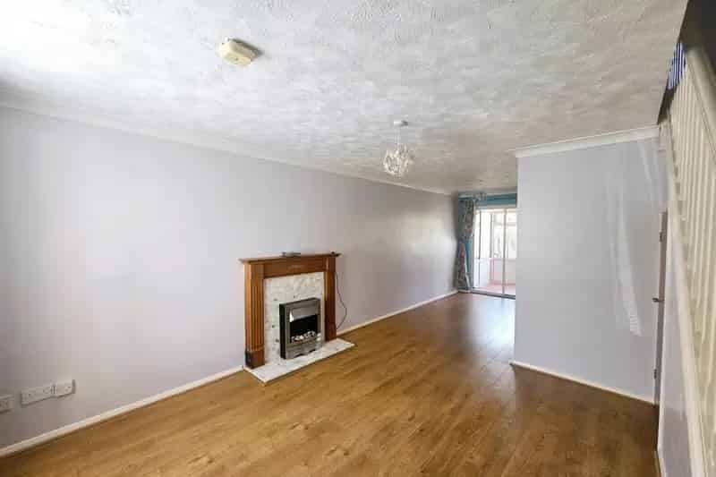 2 Bedroom House with Parking and Garden Available Now