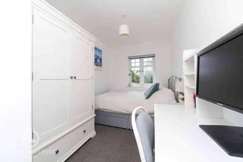 4 Bed Semi-Detached House for Sale