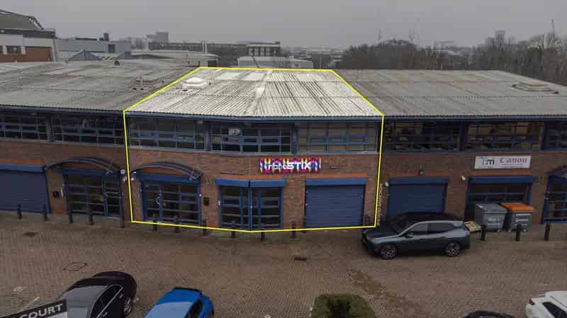 Modern Business Unit with Warehouse Space near A40 and A406