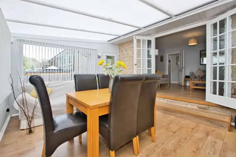 2 Bed Bungalow with Garage and Garden