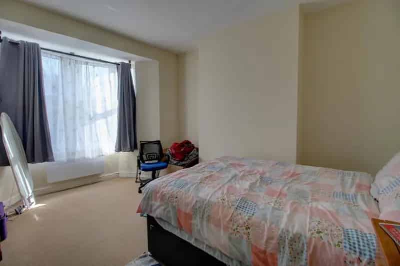 Spacious Ground Floor Flat near M32 Bristol