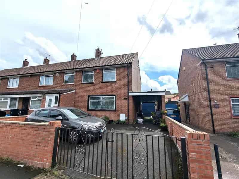2 Bedroom Semi-Detached House with Garden and Garage