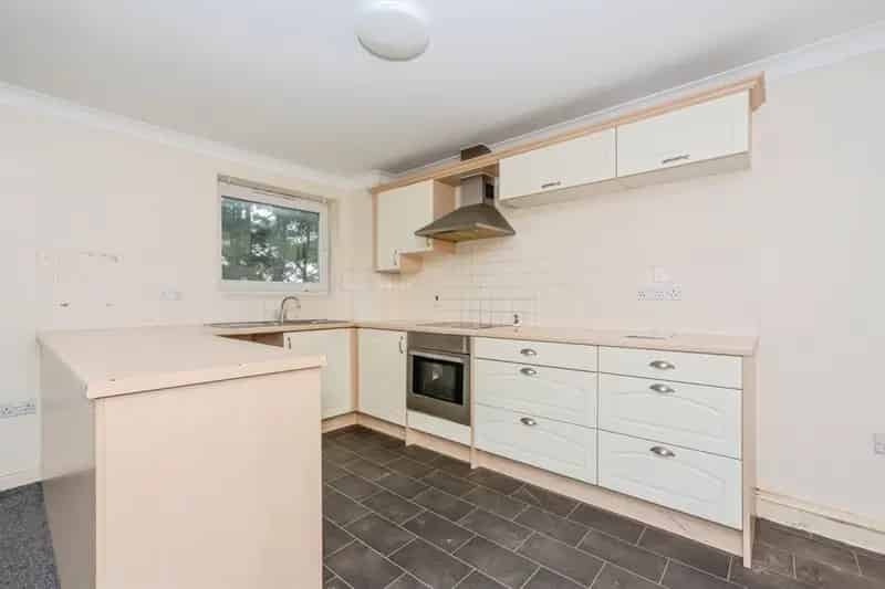 2-Bedroom Apartment with Balcony and Thames Views