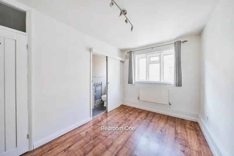 3 Bedroom Flat near Exmouth Market - Chain Free