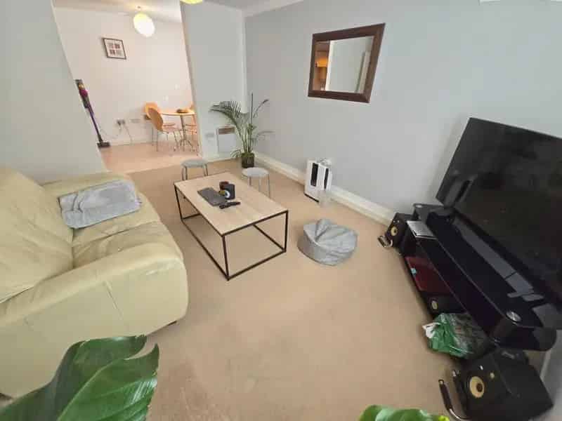 2 Bed Flat for Sale Near Shops and Amenities