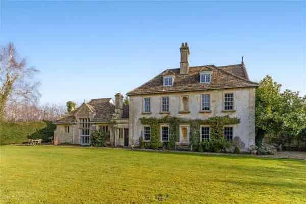 Elegant 4-Bedroom Family Home in Wingfield