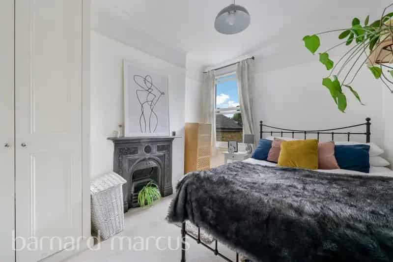 2-Bedroom Flat Cunliffe Street Modern Kitchen Private Garden