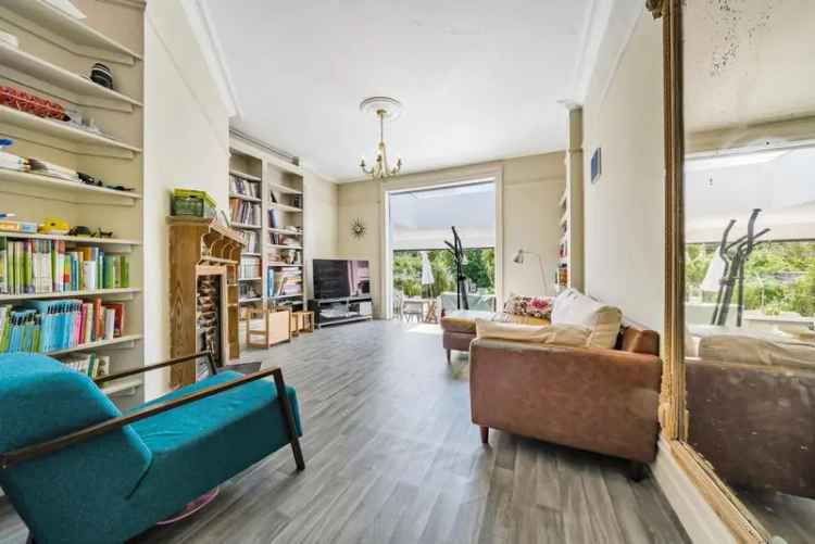 Flat For Sale in London, England