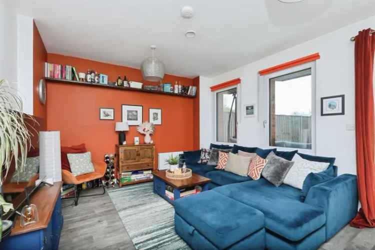 Three Bedroom Townhouse NR5 Family Home Ample Parking