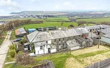 7-Bedroom Farmhouse with 4-Bedroom Cottage Near Widemouth Bay