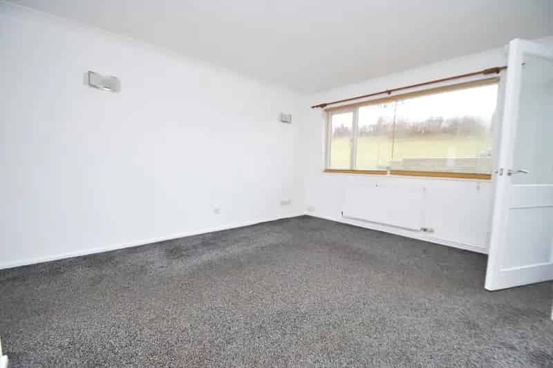 3 Bed Semi-Detached House with Garden Garage Parking