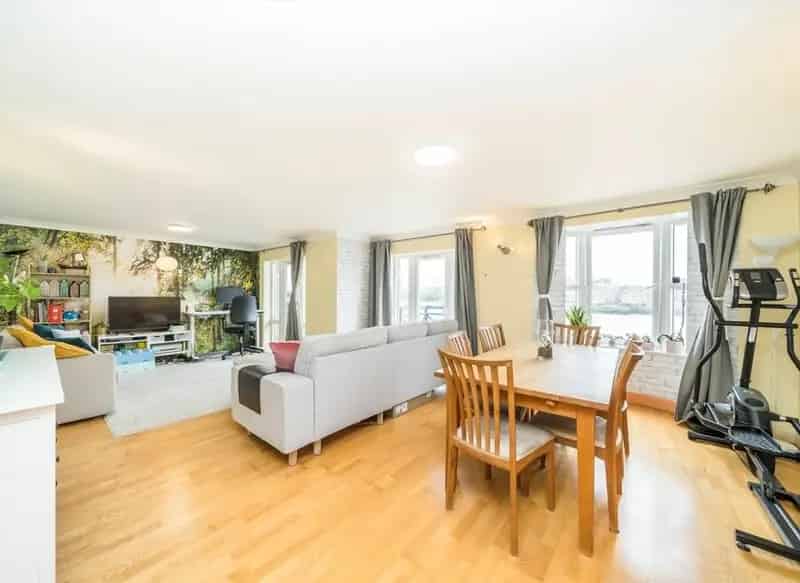 River View Two Double Bedroom Flat with Parking and Amenities