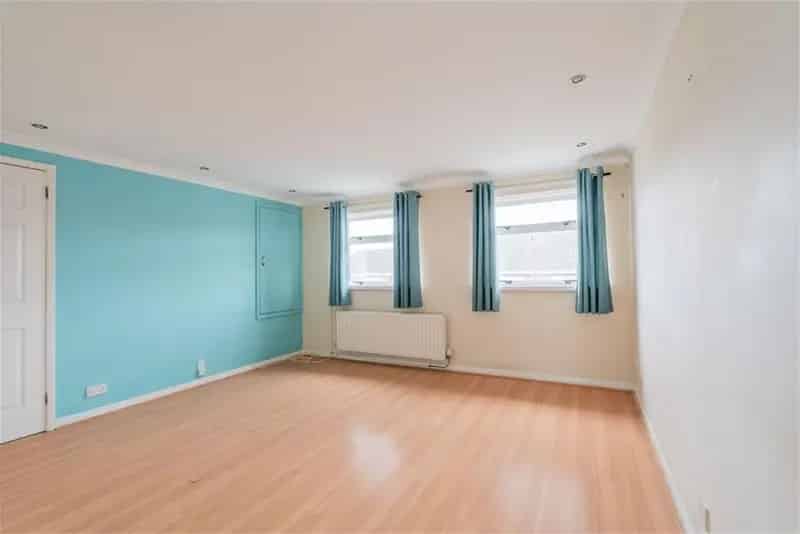 1 Bed Flat Baberton - Upper Villa with Garden and Parking