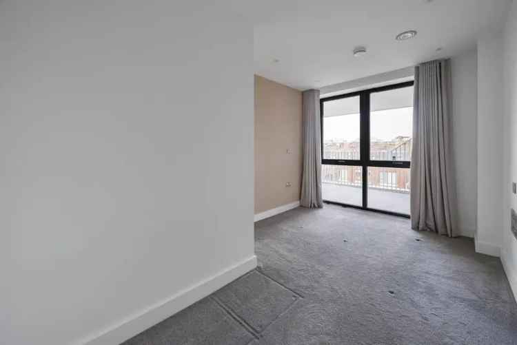 Flat For Sale in London, England