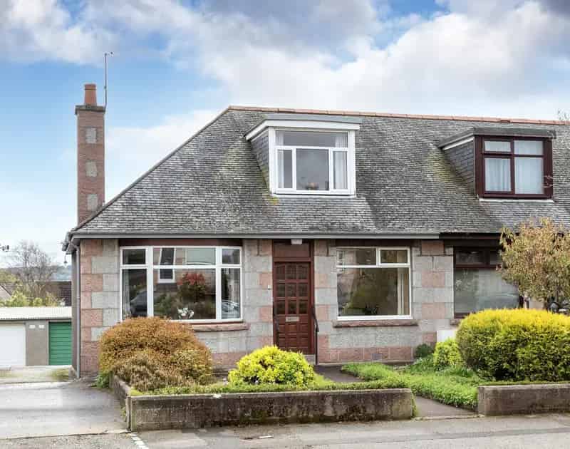 Spacious 3-Bedroom House in Aberdeen West End