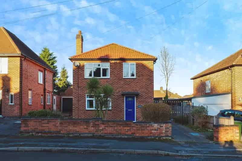 3 Bed Detached House with Garage Potential to Extend
