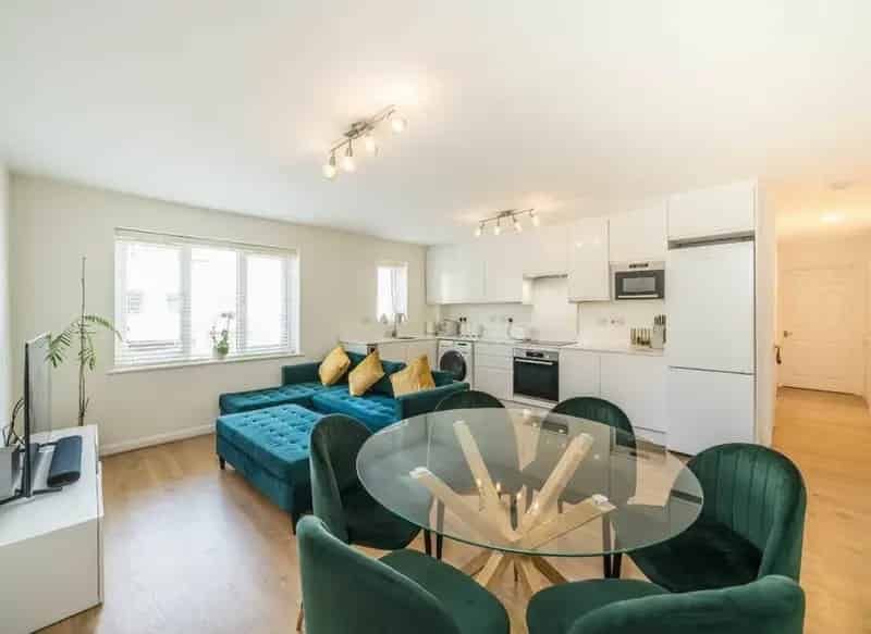 Spacious First Floor Apartment near Richmond Park and Kew Gardens
