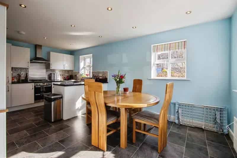 4 Bedroom Detached House with Garage and Garden