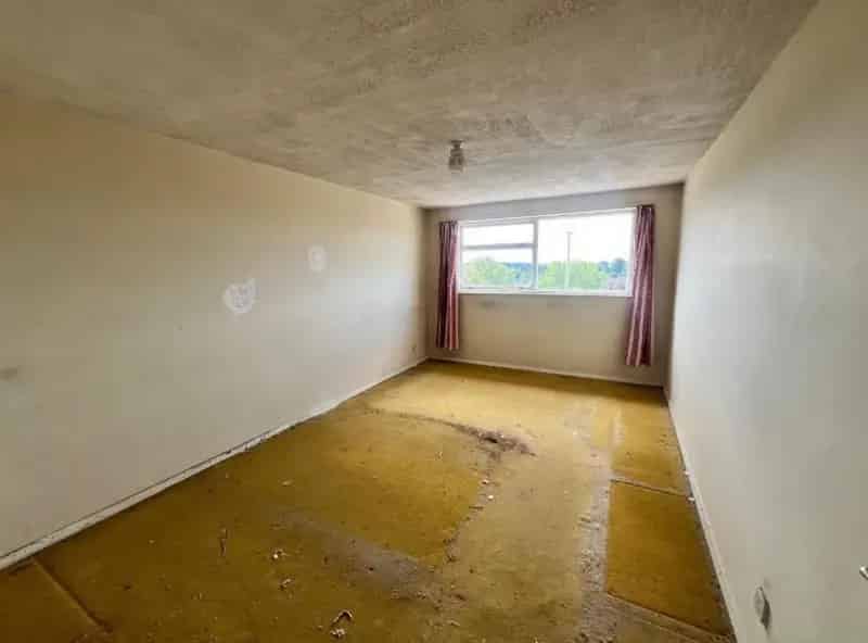 2 Bed Detached House for Sale - Modernisation Needed