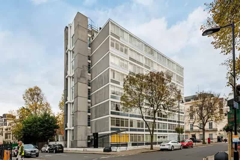 Spacious 2-Bed Split Level Flat with Parking and Gardens