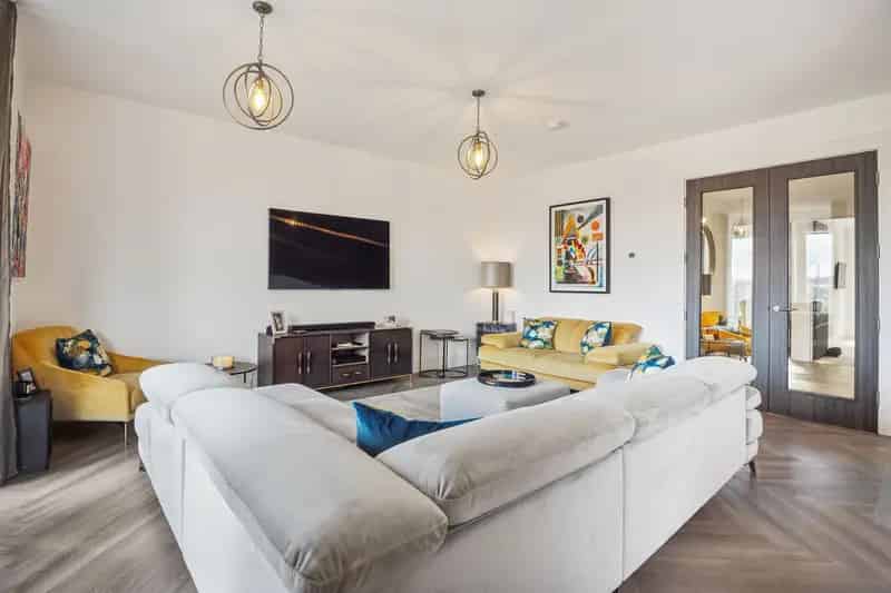 Luxury 3-Bed Apartment in Glasgow's Park District with Stunning Views