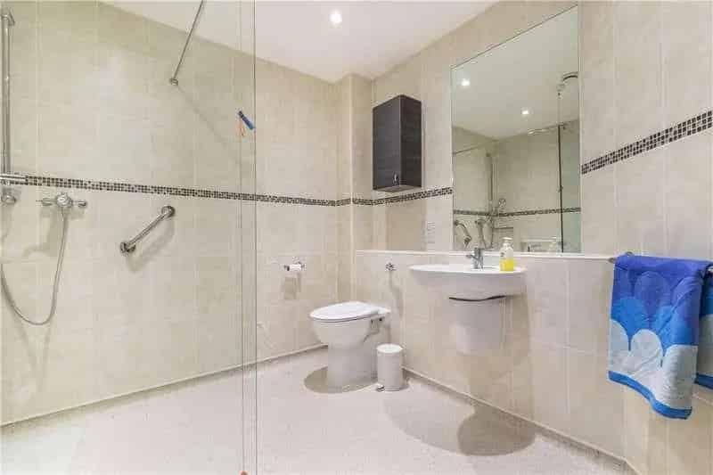 2 Bed Flat for Sale in Emmandjay Court