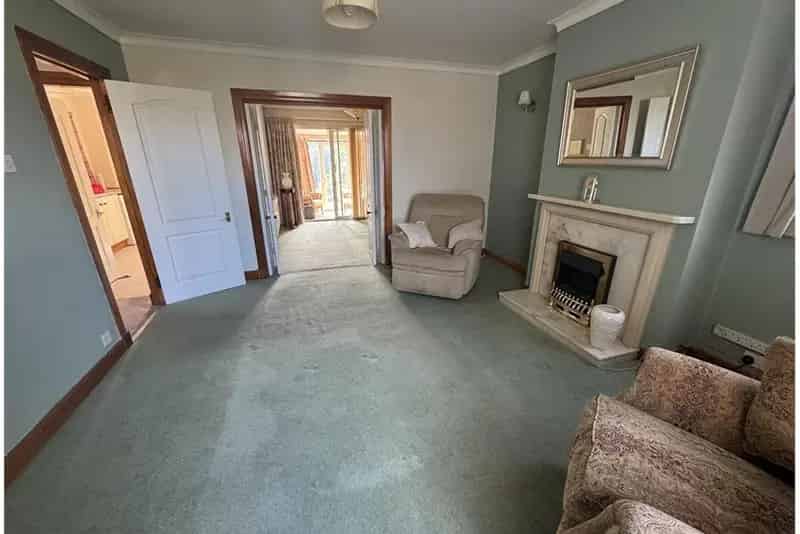3 Bed House - Detached with 3 Reception Rooms