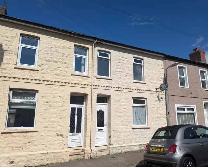 2 Bedroom Terrace House Near Train Station - Ideal First Time Buy