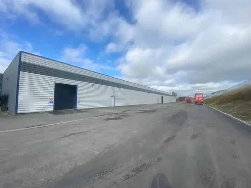 Refurbished Warehouse 72564 sq ft - Multiple Loading Points Ample Parking
