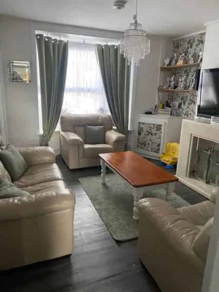 Large 3 Bedroom Edwardian House with Garden