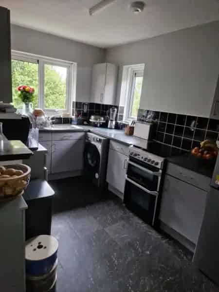 2 Bedroom House Spacious Bathroom and Kitchen