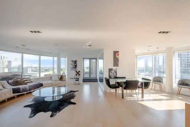 Flat for sale in New Providence Wharf, 1 Fairmont Avenue E14