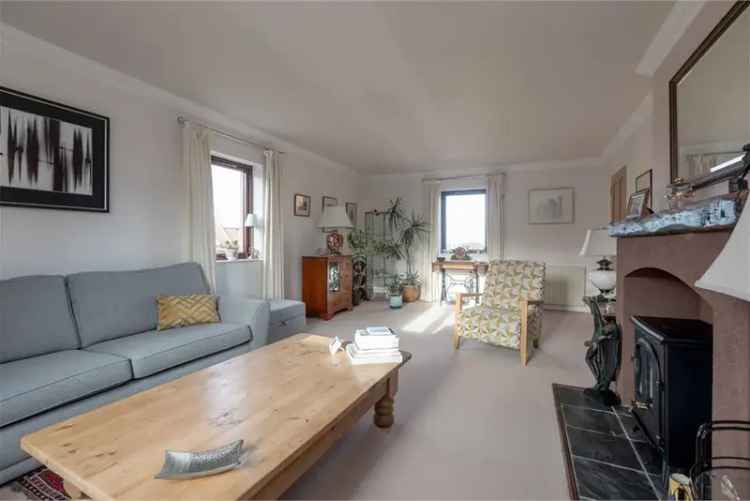 2 Bed Flat - Upper with 1 Reception Room