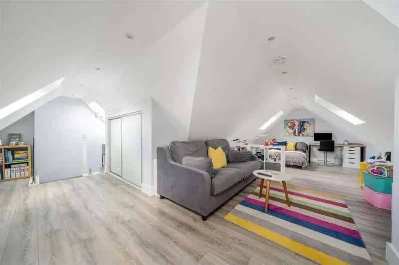 4 Bed House For Sale - Extended Family Home