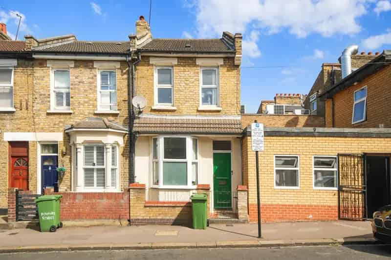 2 Bedroom End of Terrace House to Rent