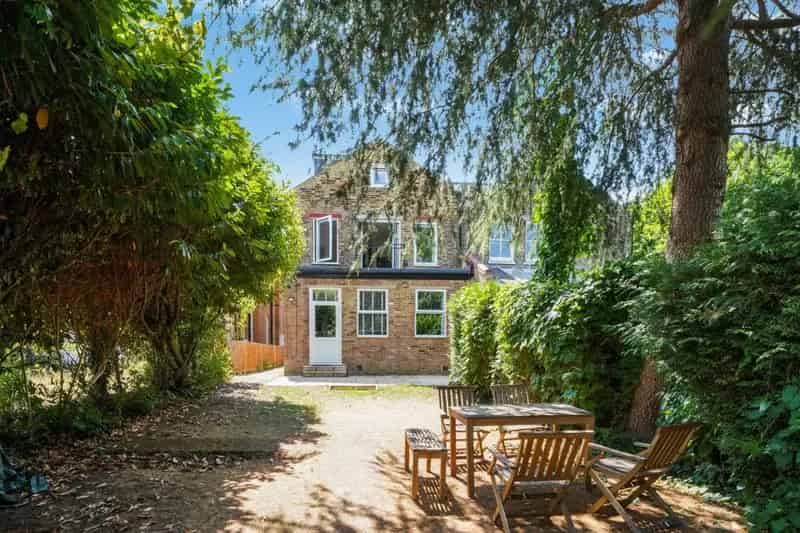 Stylish 2-Bedroom Apartment near Chiswick Mainline Station