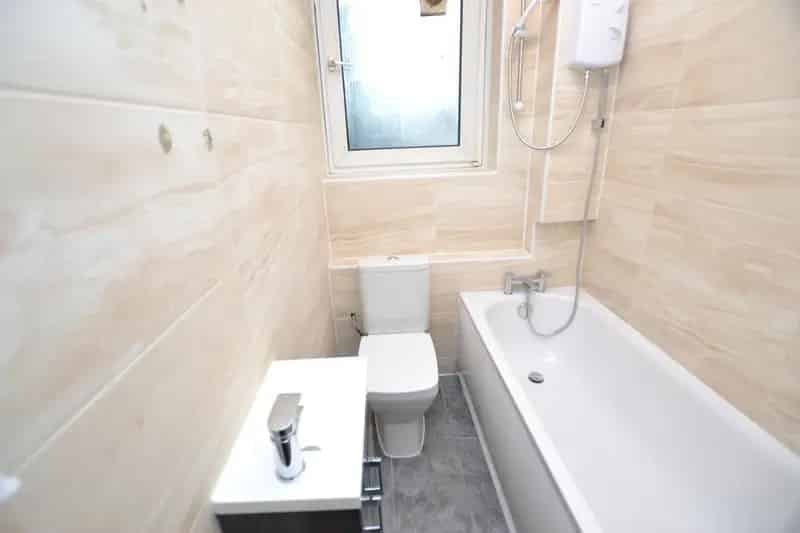 5 Bedroom Flat House to Rent