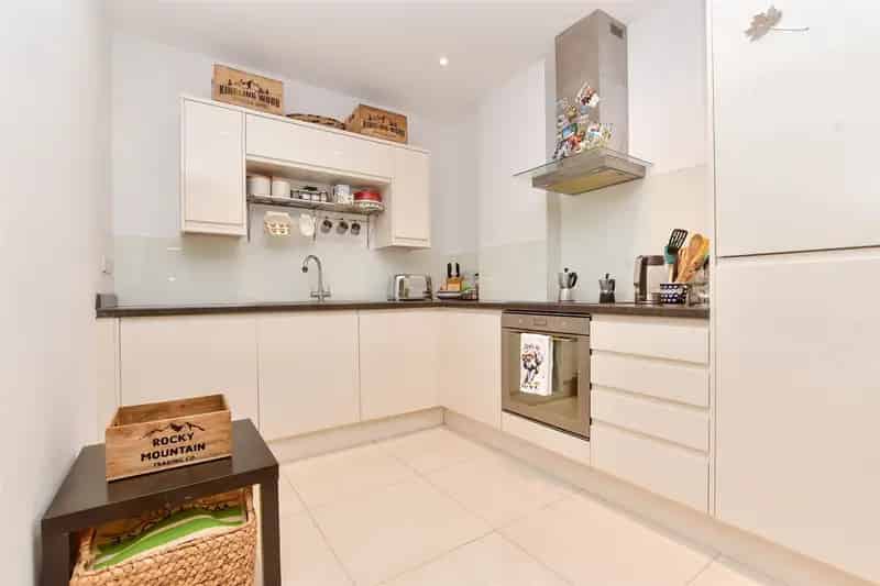 1 Bedroom Apartment for Sale Near Station and High Street