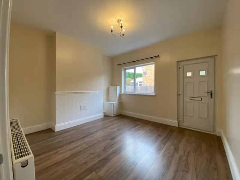 2 Bedroom House To Let - Modern, Pets Considered