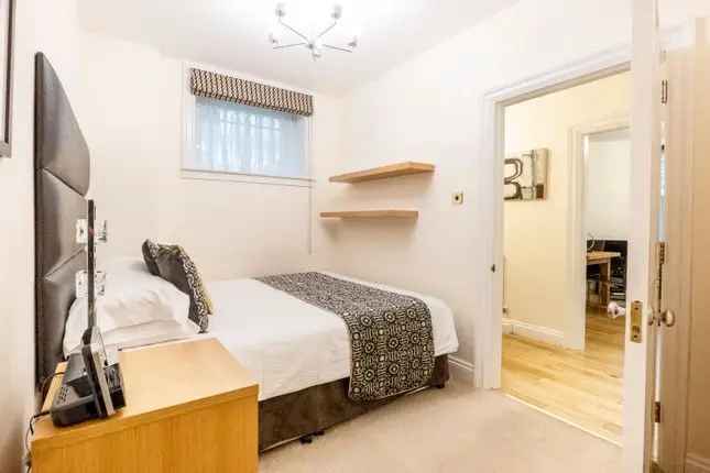 Flat to rent in Prince Of Wales Terrace, Kensington, London W8